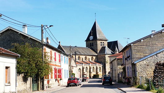 Une vue de la rue Principale de la commune de Mognéville en Meuse