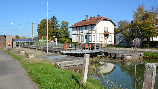L'écluse sur canal des houillères à Mittersheim en Moselle