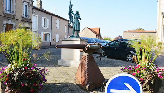 Statue de Jeanne d'Arc devant l'ancien musée à Mars-la-Tour en Meurthe et Moselle