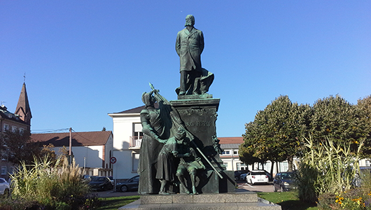 Statue de Jules Ferry près de la mairie de Saint-Dié dans les Vosges