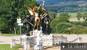 La statue de Jeanne d'Arc à la basilique du Bois-Chenu à Domrémy-la-Pucelle dans les Vosges