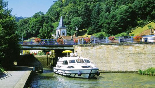 Le canal de la Marne au Rhin à Lutzelbourg en Moselle