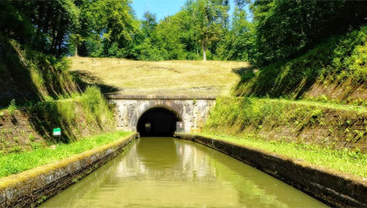 Le canal de la Marne au Rhin et l'entrée du souterrain de Niderviller en Moselle