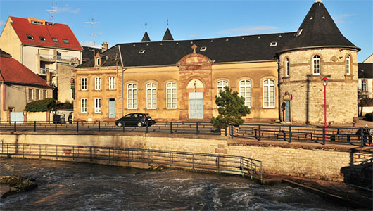 La Sarre, en arrière-plan le Casino et l'église Saint-Barthélemy à Sarrebourg en Moselle