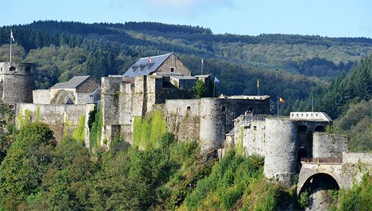 Une vue générale du château de Bouillon en Belgique