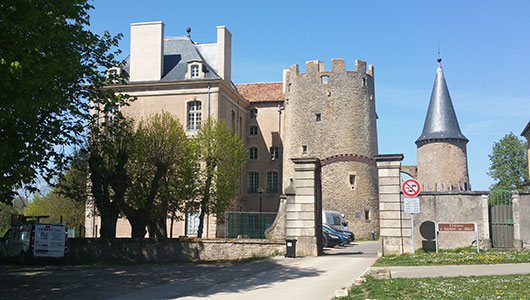Le vieux château d'Aulnois-sur-Seille en Moselle
