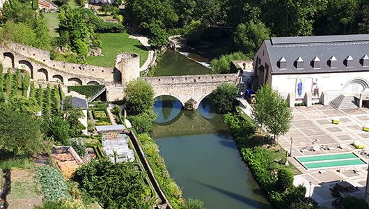 Le mur et le pont de Wenceslas à Luxembourg ville