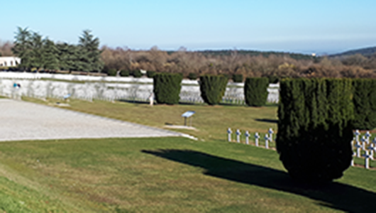 La nécropole française de Douaumont sur les champs de bataille près de Verdun en Meuse