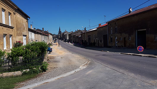 Une vue de la rue Principale de la commune de Jametz en Meuse