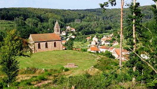 Chapelle-Haute de Saint-Quirin en Moselle. Le chœur se trouve du côté du clocher.
