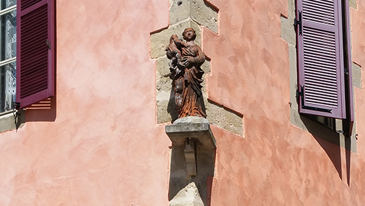 Maison avec statue de la Vierge à Lunéville en Meurthe et Moselle