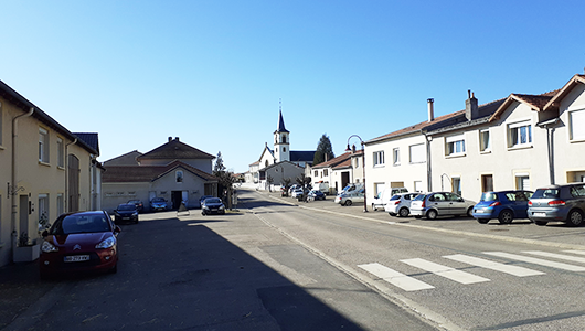 Une vue de la rue Principale de la commune de Pournoy-la-Grasse en Moselle