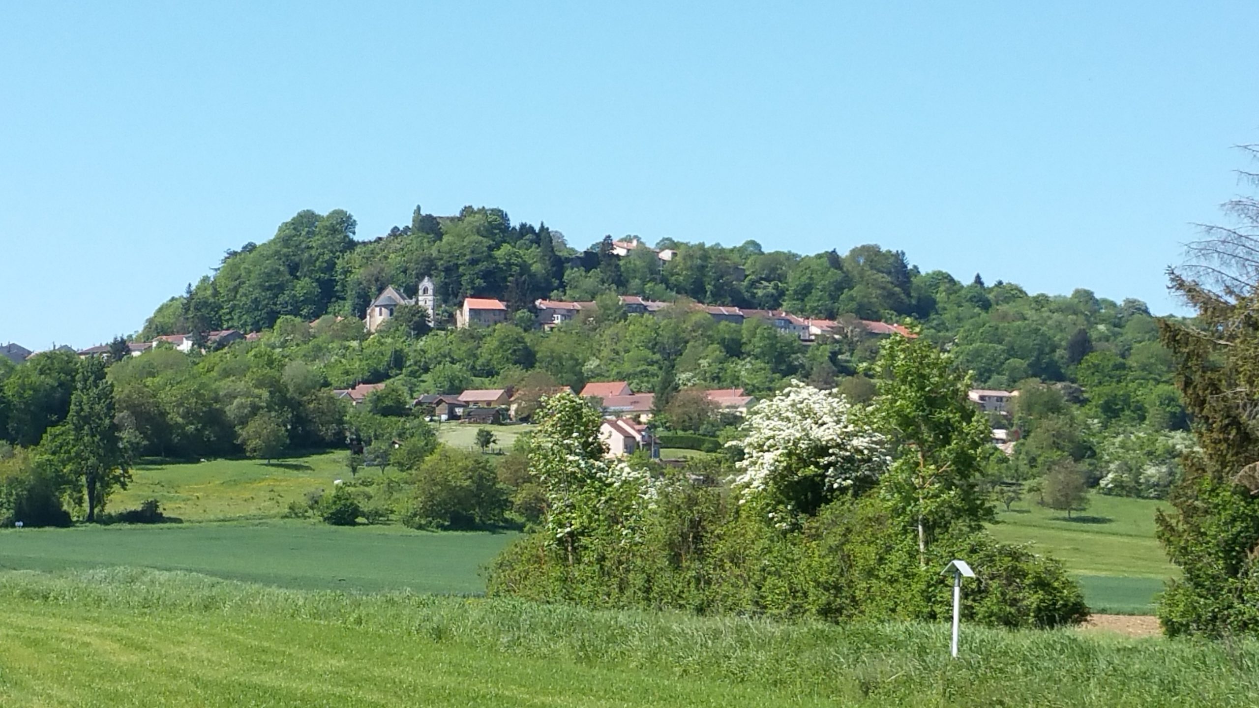 Une vue générale de la commune de Prény en Meurthe et Moselle