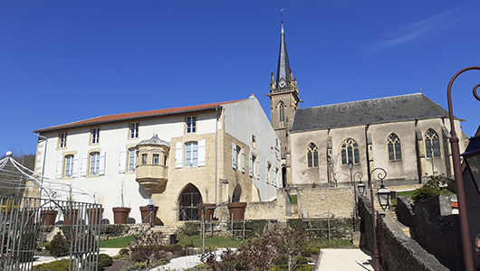 L'ancien prieuré et presbytère et l'église Notre-Dame de la Nativité de Fèves en Moselle